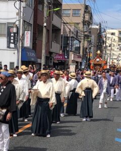 北澤八幡神社例大祭、神輿宮入り、高張提灯、下北沢、祭り、カンカン帽