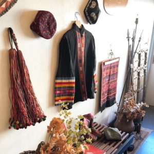民族衣装、山岳民族、リス族、ポンポン、アカ族、刺繍、トライバルアート、プリミティブアート、ヴィンテージファブリック