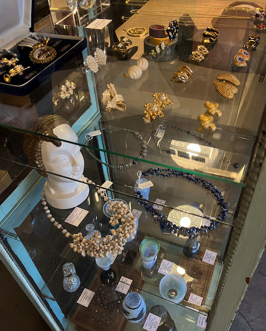 ヴィンテージアクセサリー、ビーズネックレス、ゴールドイヤリング